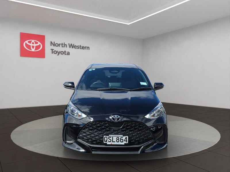 2024 Toyota Yaris GX 1.5L Hybrid FWD Hatchback, photo 2