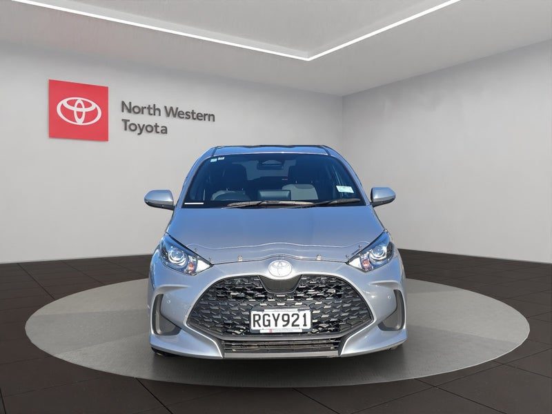 2025 Toyota Yaris GX 1.5L Hybrid FWD Hatchback, photo 2