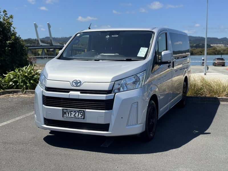 2020 Toyota Hiace ZR Minibus, photo 3