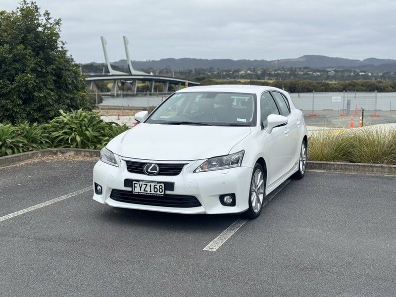 2011 Lexus CT 200h 1.8P Ltd 5 door Hybrid, photo 3