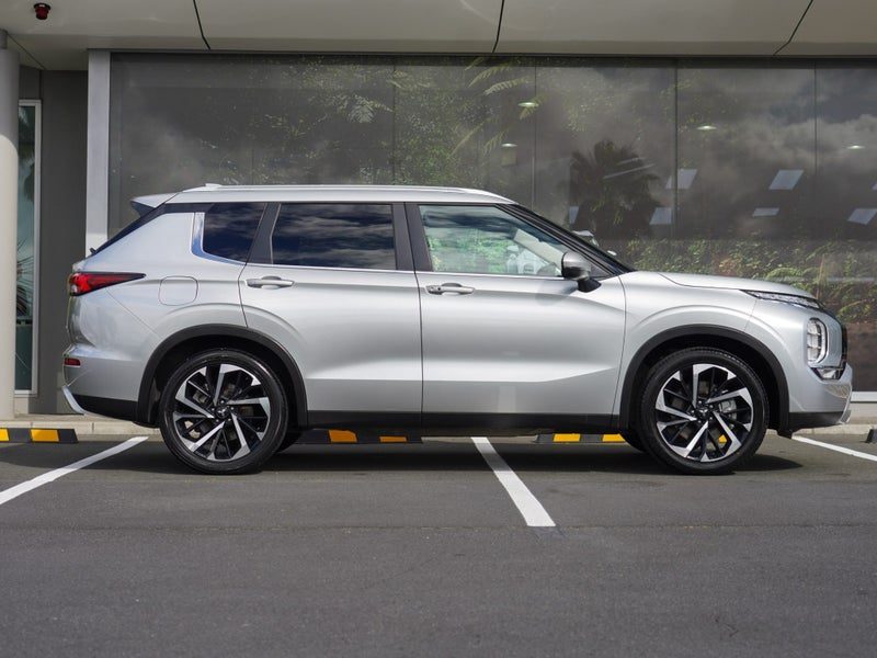 2024 Mitsubishi Outlander XLS 7 Seater, photo 3