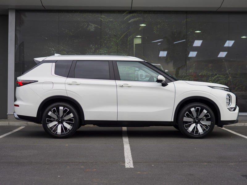 2025 Mitsubishi Outlander VRX 7 Seater, photo 3