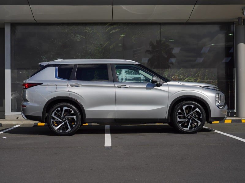 2024 Mitsubishi Outlander XLS 7 Seater, photo 3