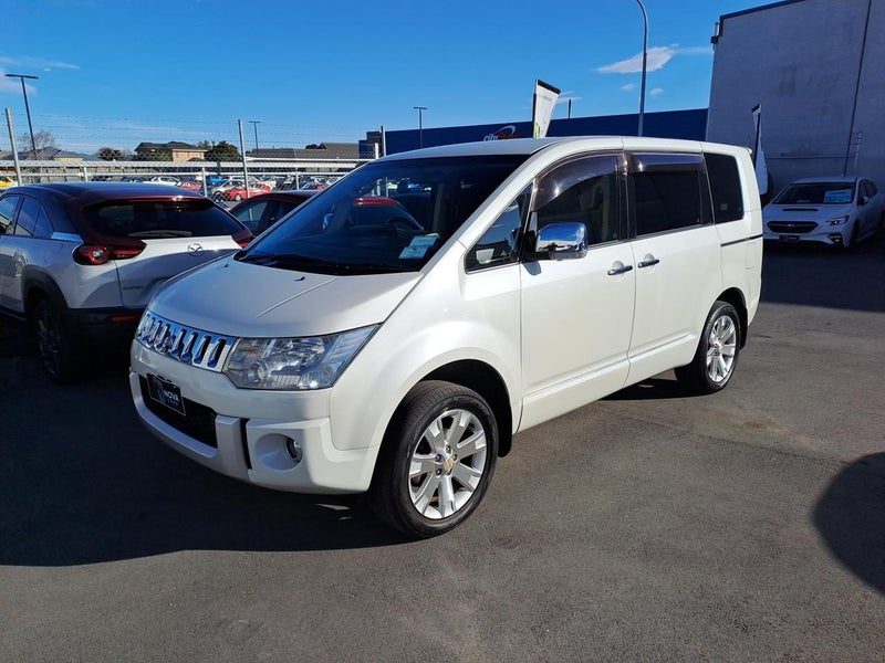 2013 Mitsubishi Delica D:5, photo 3