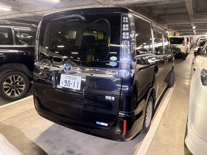2014 Toyota Voxy Hybrid V Higher-Spec 7-Seater, photo 2
