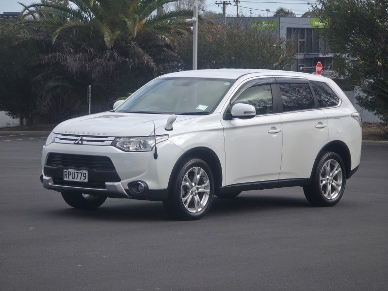 2015 Mitsubishi Outlander, photo 2