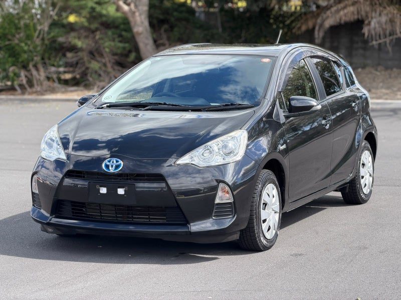 2015 Toyota Aqua Hybrid, photo 2