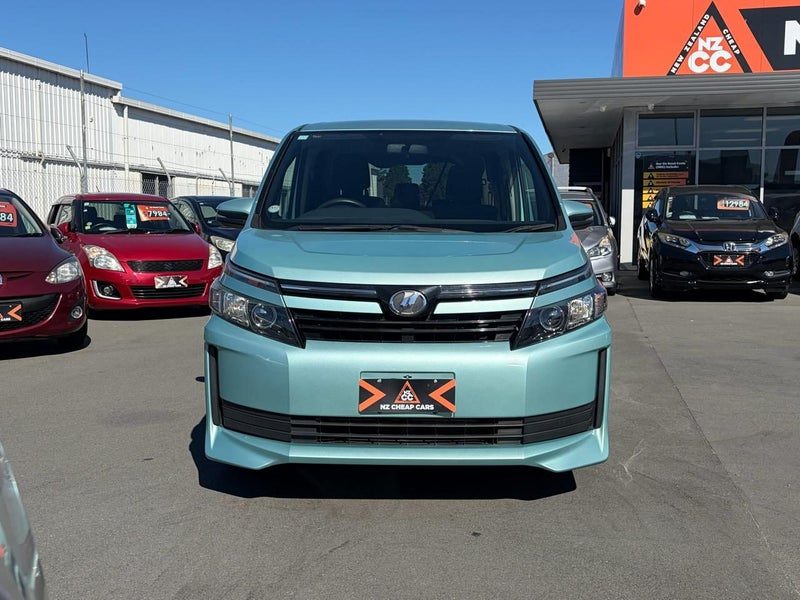 2014 Toyota Voxy 8 seats, photo 2