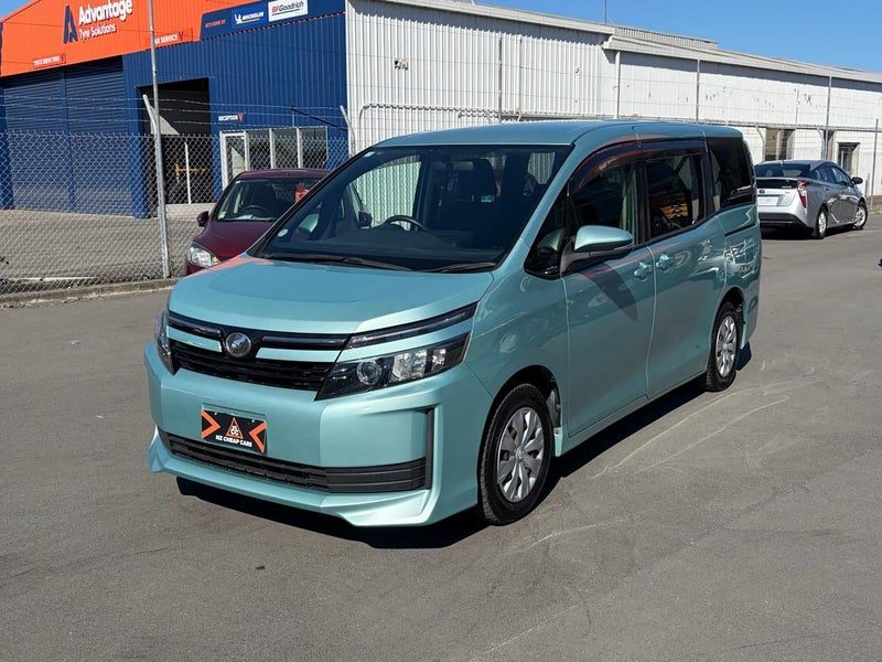 2014 Toyota Voxy 8 seats, photo 3