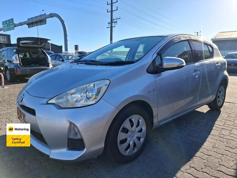 2013 Toyota Aqua HYBRID, photo 3