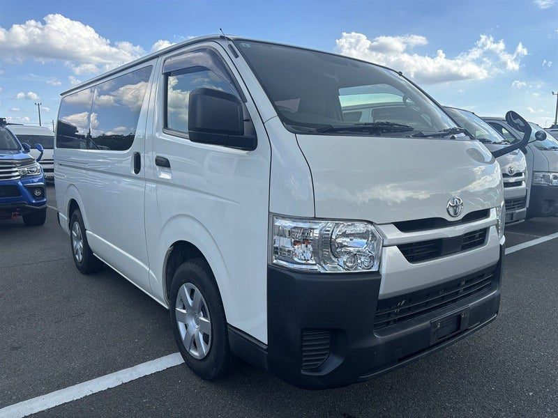 2021 Toyota Hiace DX Diesel, photo 2