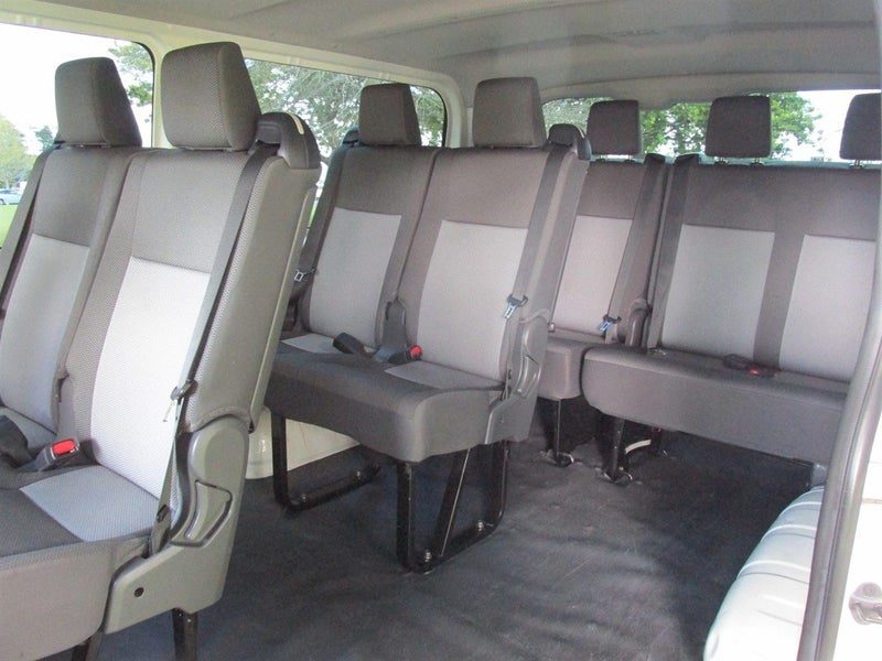 2020 Toyota Hiace ZR Minibus, photo 2