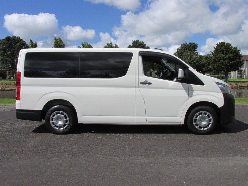 2020 Toyota Hiace ZR Minibus, photo 3