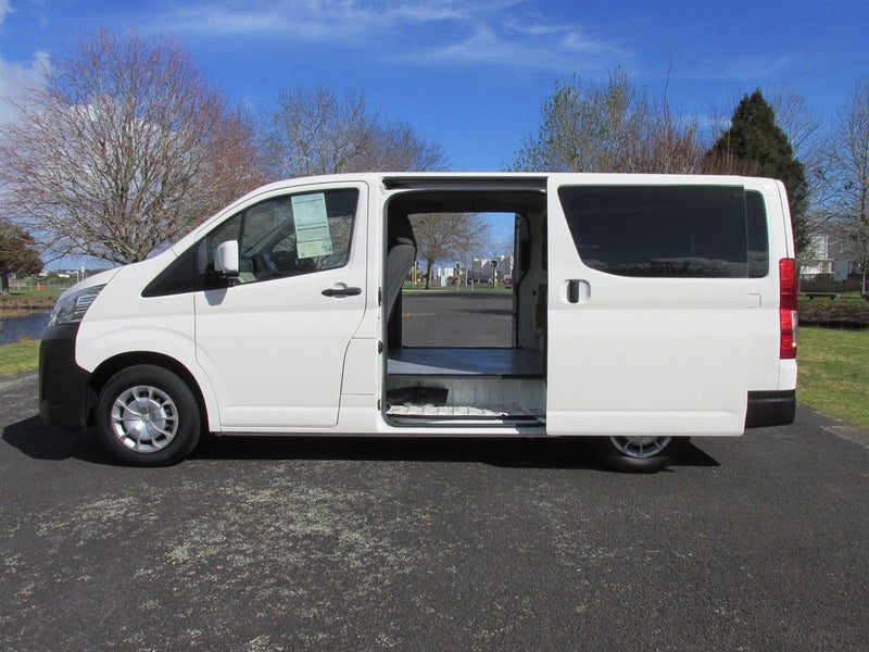 2021 Toyota Hiace ZR, photo 2