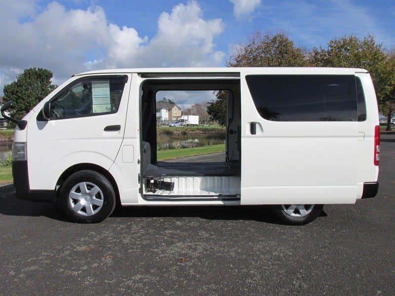 2021 Toyota Hiace DX Diesel, photo 2