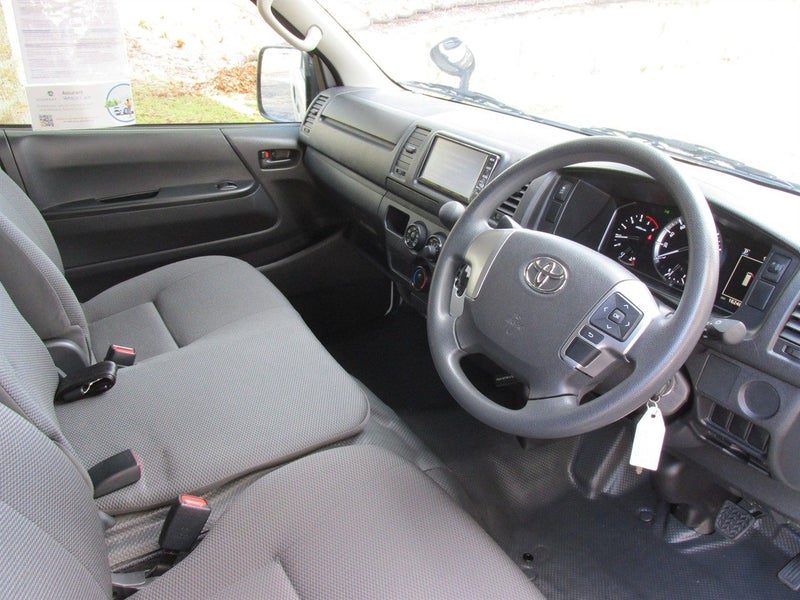 2021 Toyota Hiace DX Diesel, photo 3