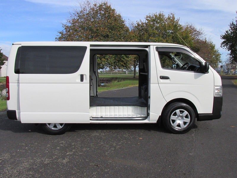2021 Toyota Hiace DX Diesel, photo 2