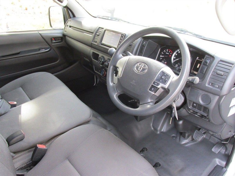2021 Toyota Hiace DX Diesel, photo 3