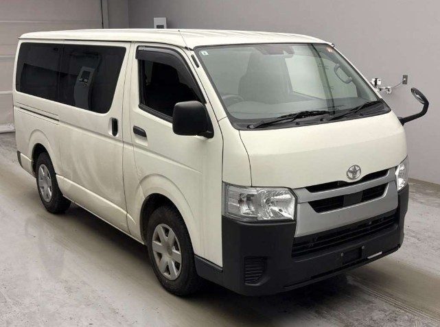 2022 Toyota Hiace DX Diesel, photo 2