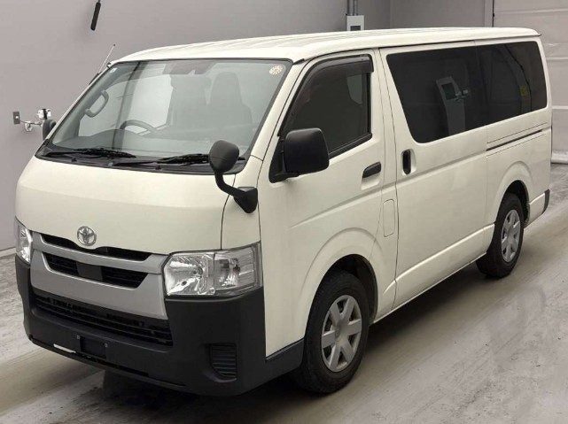 2022 Toyota Hiace DX Diesel, photo 3