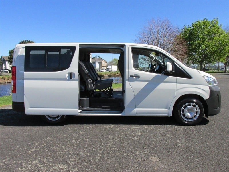 2020 Toyota Hiace ZR, photo 2