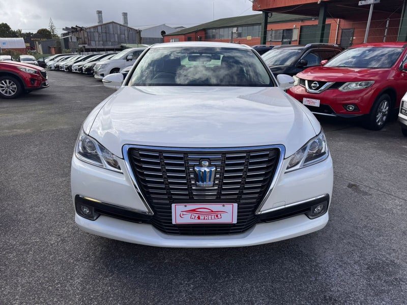 2015 Toyota Crown Royal Saloon, photo 2