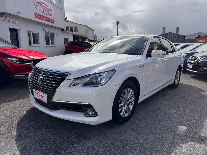2015 Toyota Crown Royal Saloon, photo 3