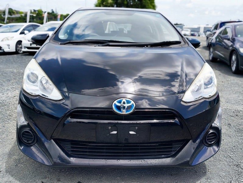 2015 Toyota Aqua, photo 2
