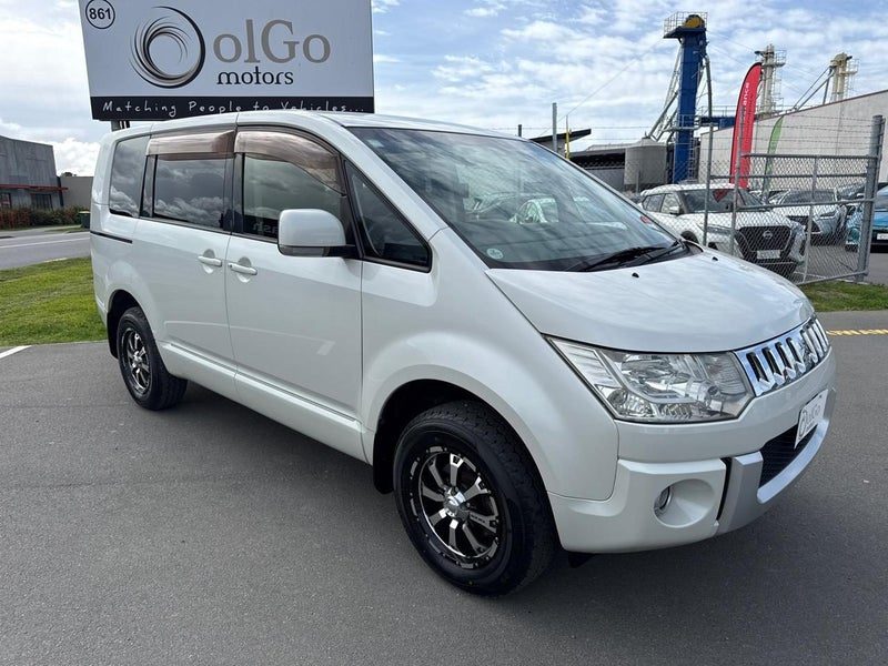2013 Mitsubishi Delica D:5, photo 2