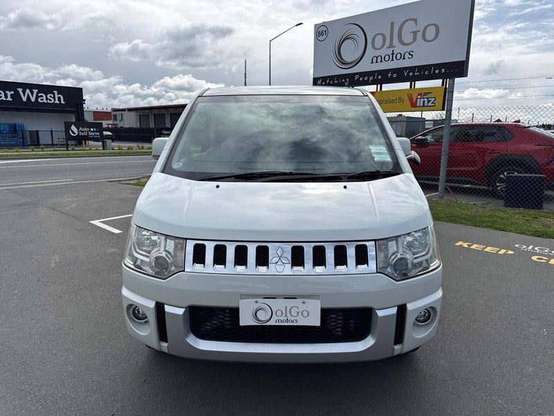 2013 Mitsubishi Delica D:5, photo 3