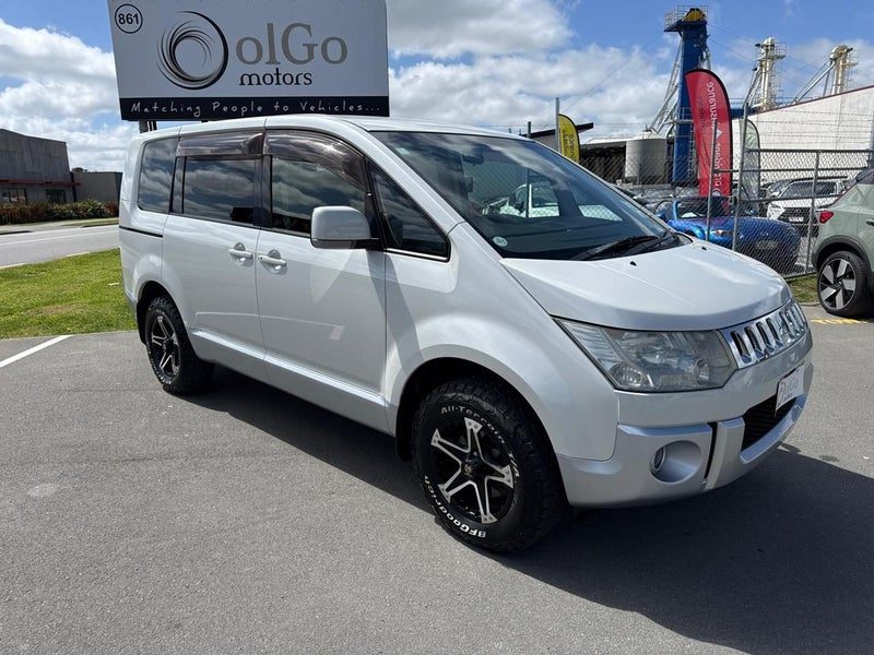 2013 Mitsubishi Delica D5 2.2 Diesel Power Pkg, photo 2