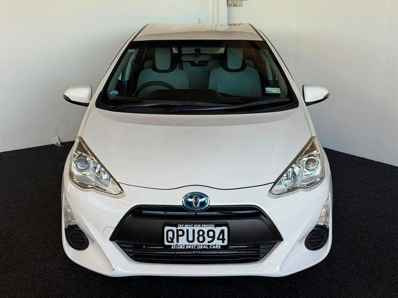 2016 Toyota Aqua, photo 2