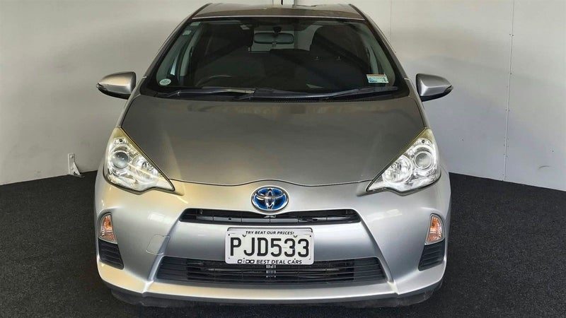 2014 Toyota Aqua, photo 2