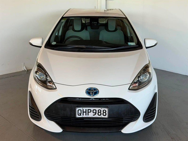 2017 Toyota Aqua, photo 2