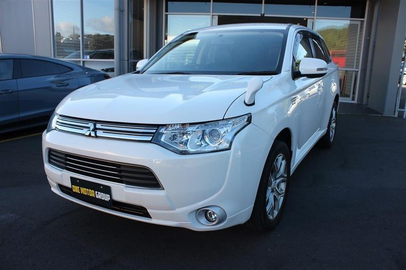2013 Mitsubishi Outlander PHEV G 4WD Hybird SUV, photo 2
