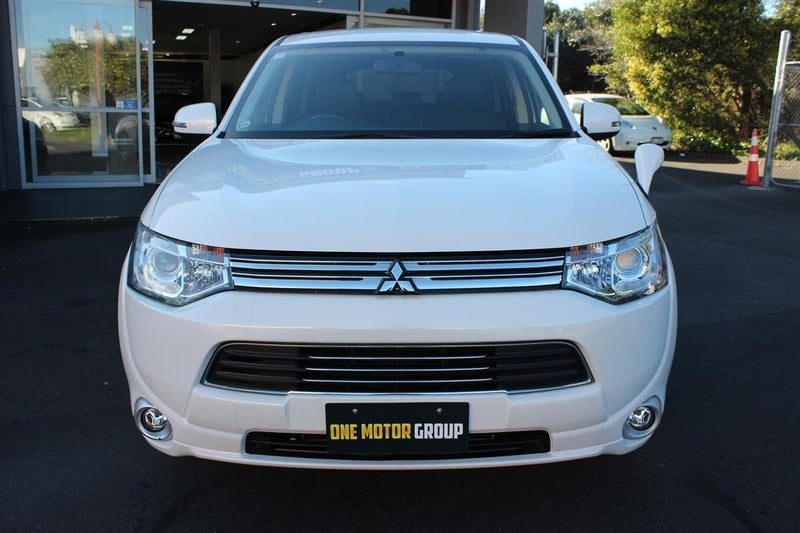2013 Mitsubishi Outlander PHEV G 4WD Hybird SUV, photo 3