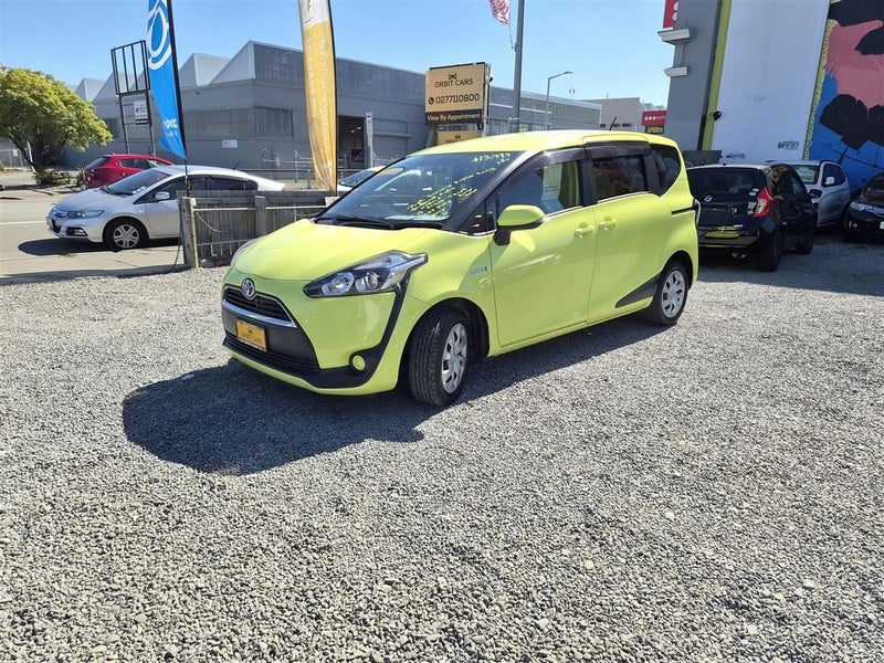 2015 Toyota Sienta Hybrid, photo 2