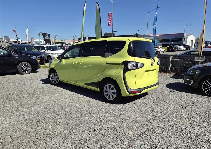 2015 Toyota Sienta Hybrid, photo 3