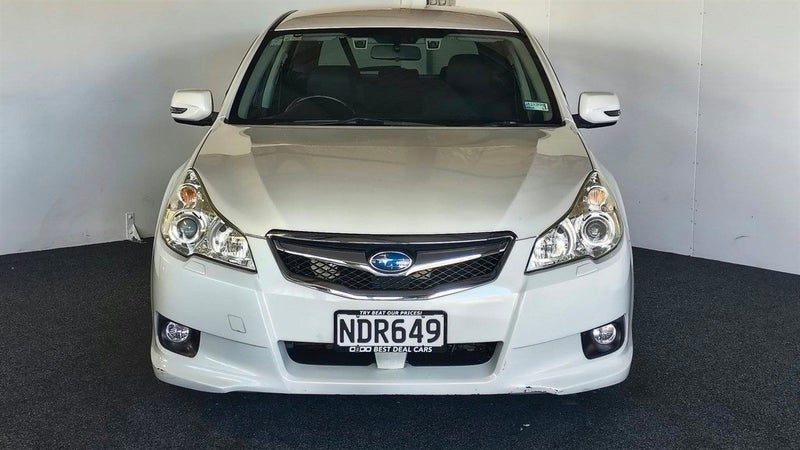 2010 Subaru Legacy, photo 2