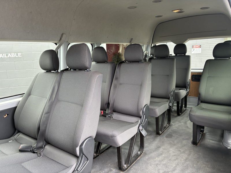 2019 Toyota Hiace Minibus 12 Seat, photo 2