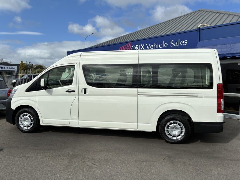2021 Toyota Hiace ZX Minibus 10 Seater, photo 2