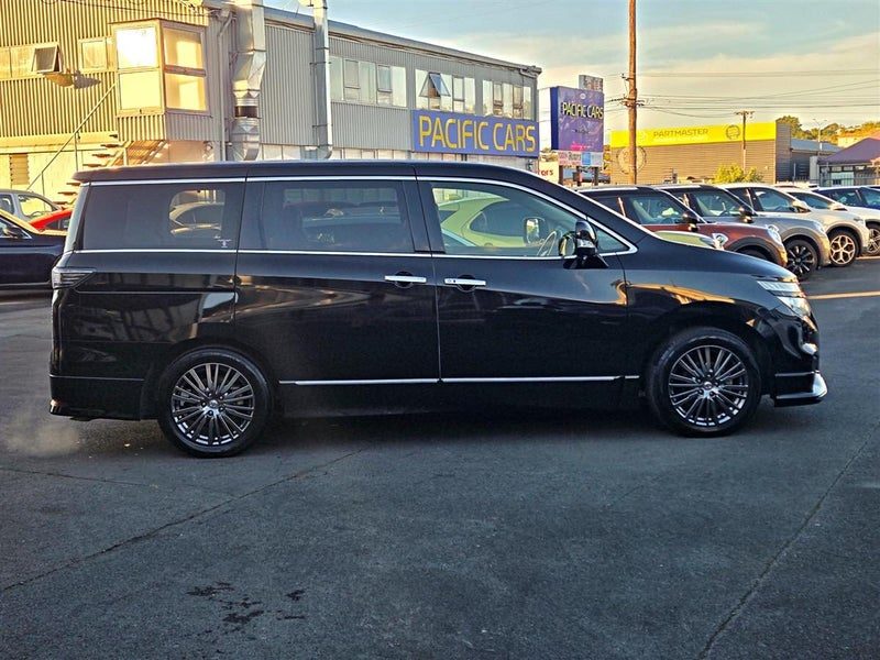 2018 Nissan Elgrand Highway Star, photo 2