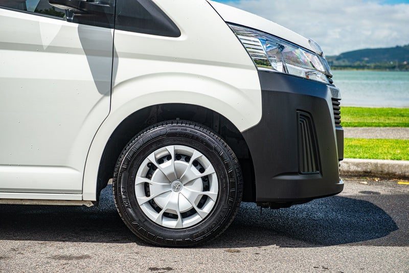 2023 Toyota Hiace ZR 2.8DT Minibus, photo 3