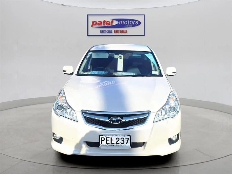 2010 Subaru Legacy, photo 2