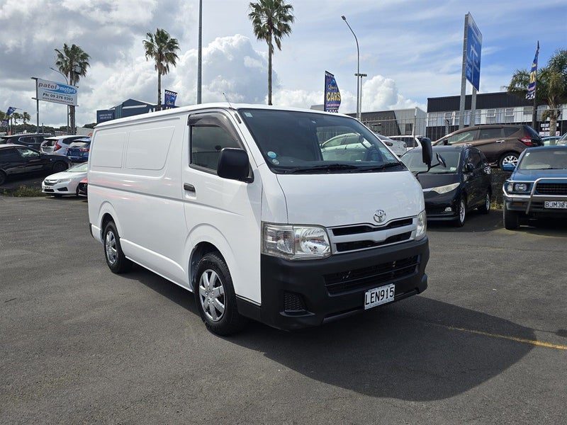 2013 Toyota Hiace Regius, photo 2