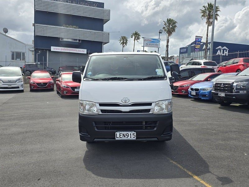 2013 Toyota Hiace Regius, photo 3