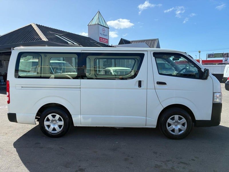 2018 Toyota Hiace Regius, photo 2