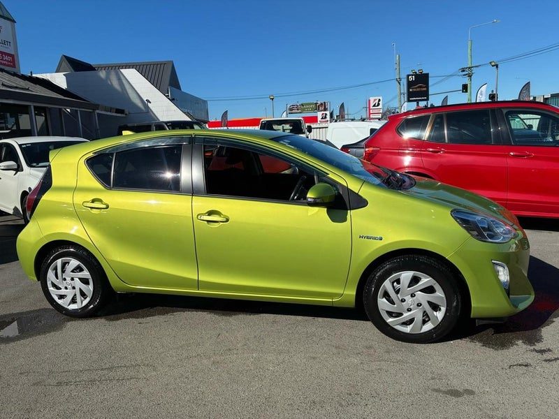 2015 Toyota Aqua G, photo 2