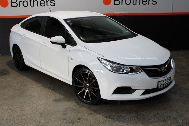 2018 Holden Astra LS, LOW KMS, BRAND NEW 19 MAGS, photo 2