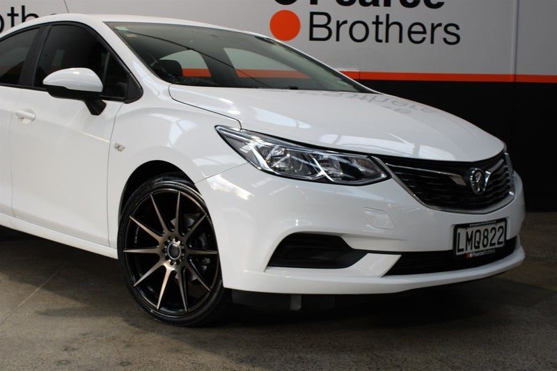 2018 Holden Astra LS, LOW KMS, BRAND NEW 19 MAGS, photo 3